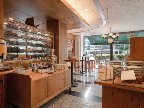 <p>Genießen Sie ein ausgiebiges Frühstück im 50 Meter entfernten Hotel Conti.</p>