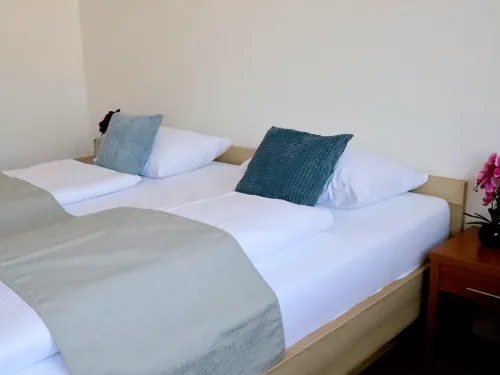 <p>Entdecken Sie unsere gemütlichen Doppelzimmer mit Doppelbett.</p>