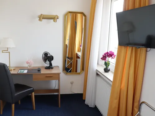 <p>Unsere komfortablen Zimmer sind mit einem Arbeitsplatz ausgestattet – ideal für Geschäftsreisen.</p>
