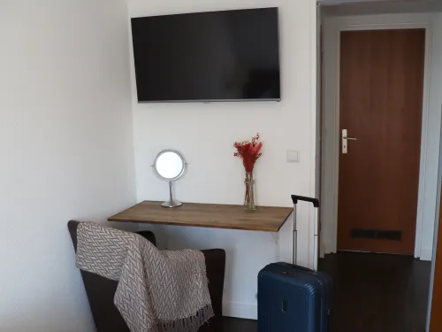 <p>Die minimalistische Einrichtung sorgt für einen angenehmen Aufenthalt.</p>