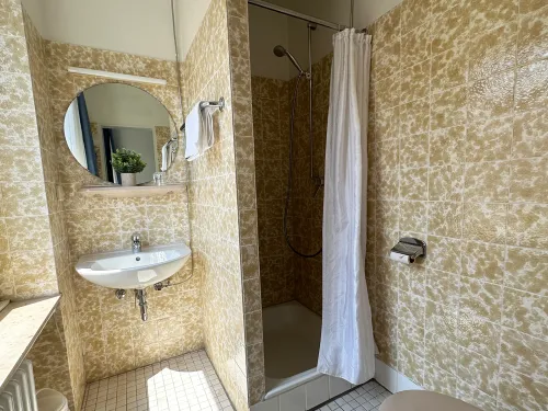 <p>Unsere Badezimmer sind mit Waschbecken, WC und Dusche ausgestattet.</p>